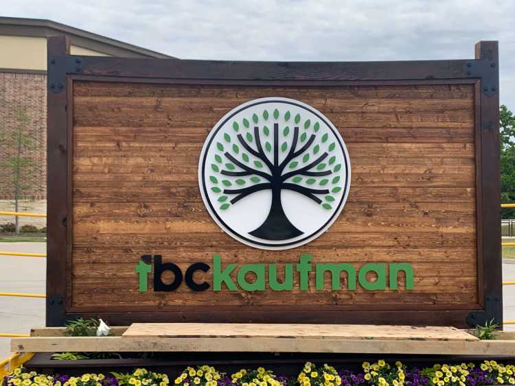 custom outdoor sign for the fbc kaufman church