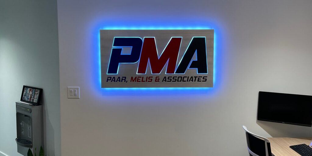 Paar Melisa custom lobby sign